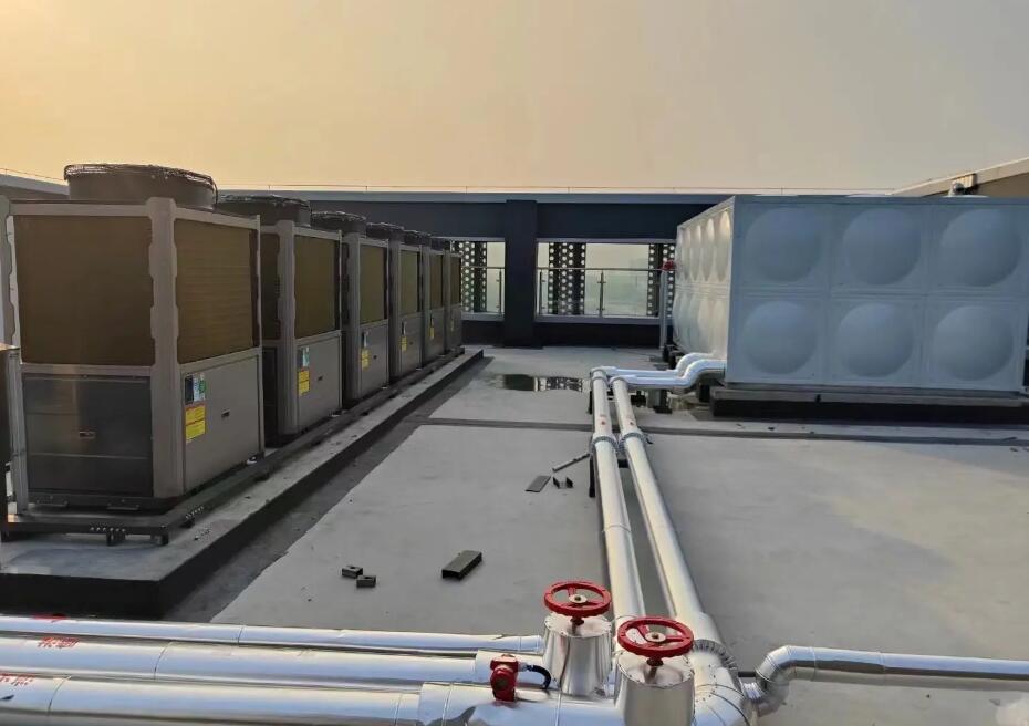 廠房空氣能采暖系統_工廠宿舍熱水機組